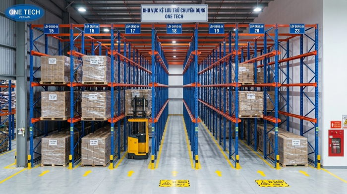 Xe nâng vận hành trong kệ drive in Xe nâng di chuyển vào trong hệ thống kệ drive in